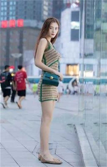 我穿裙子去男同学家拿作业