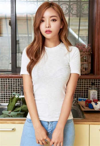 拥抱新婚妻子的梯子樱花
