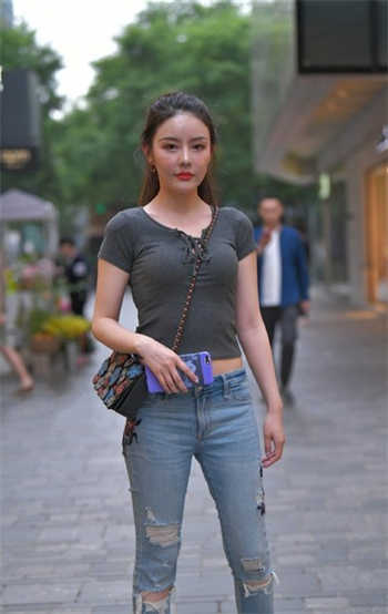 两个人一前一后攻击公交