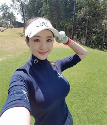 夏日厕所里的秘密游戏