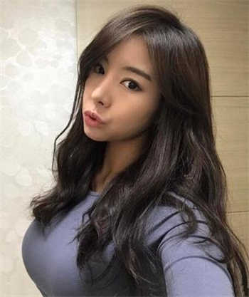 拍婚纱照的新娘与乞丐