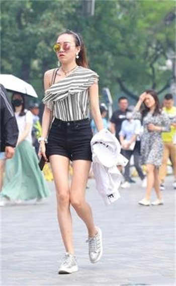 画家女徒弟寻小小