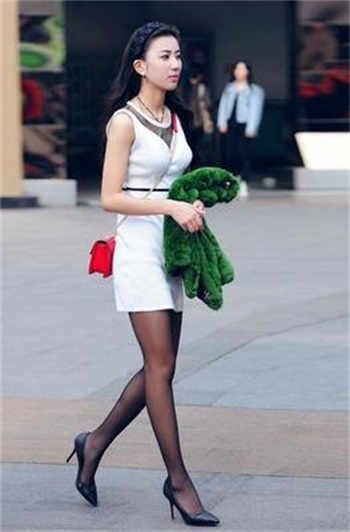 变装雅淇人妖雪臀小说