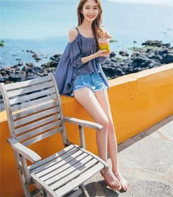 跪着被男友打耳光脸肿