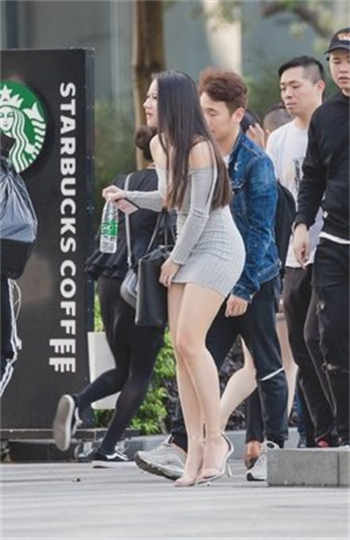 路过年轻岳母的房间