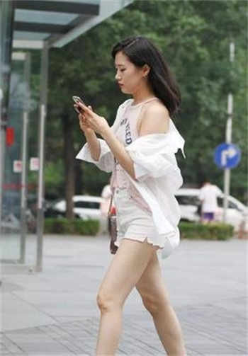 上网课兄妹忘关摄像头动图