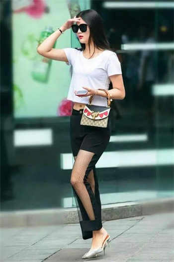 三个娇媚学生坠入魔窟