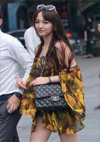 闺蜜给我打电话气喘吁吁