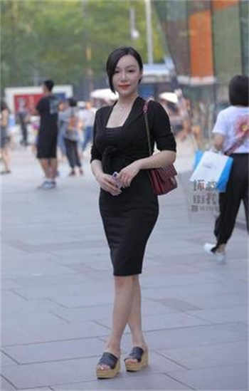 放学后运动短裤和教室下滑