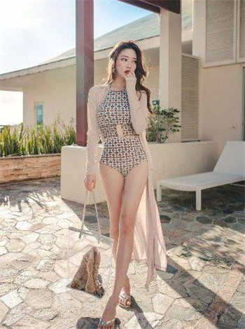 白峰美羽是华人吗